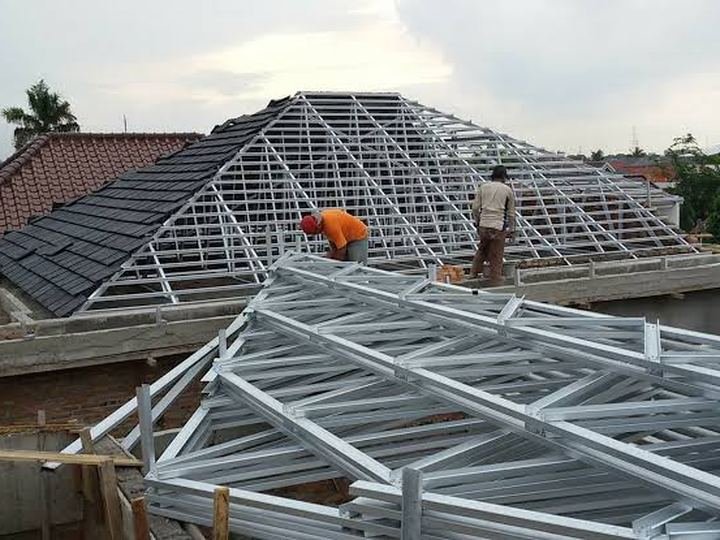 Pemasangan rangka atap baja ringan