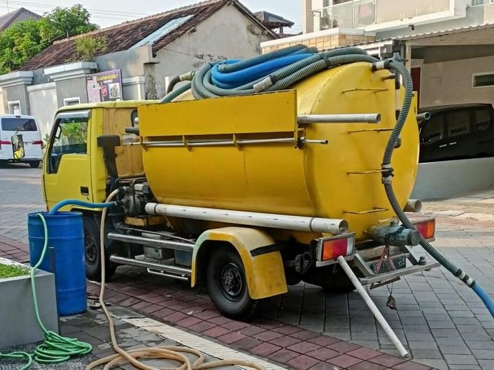 Truk sedot WC di depan rumah